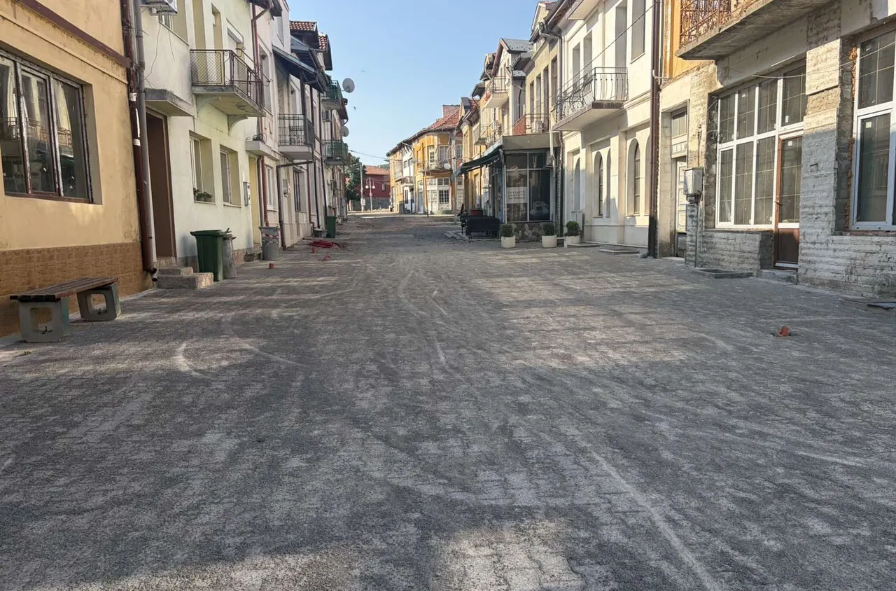 Заради технически усложнения ремонтът на ул. "Раковски" в Бобошево влиза в нов етап