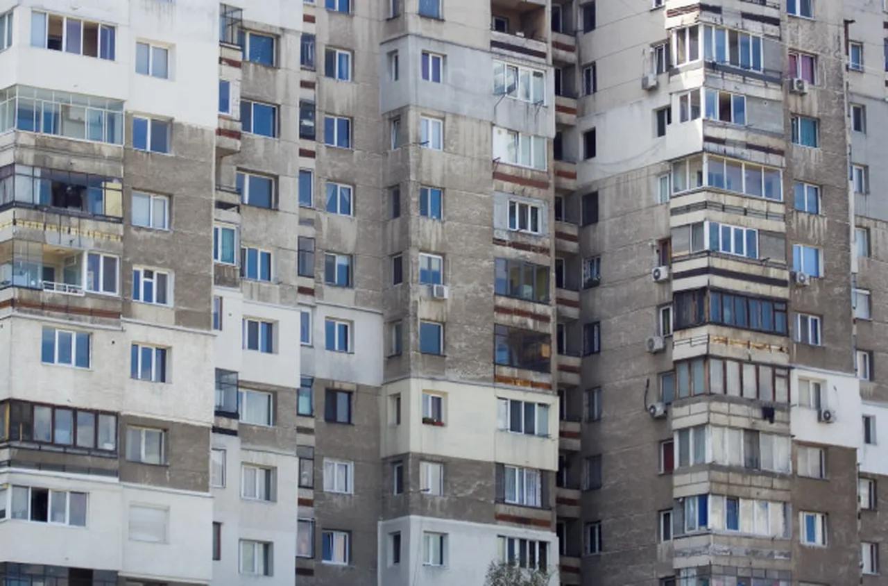 Дете падна от блок в Плевен и почина на място