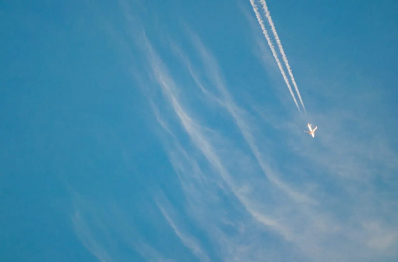 Кондензиционните следи на самолетите и как влияят на климата