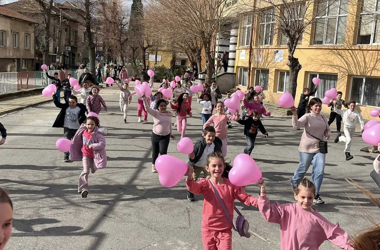 Денят на розовата фланелка обедини учениците в Кочериново