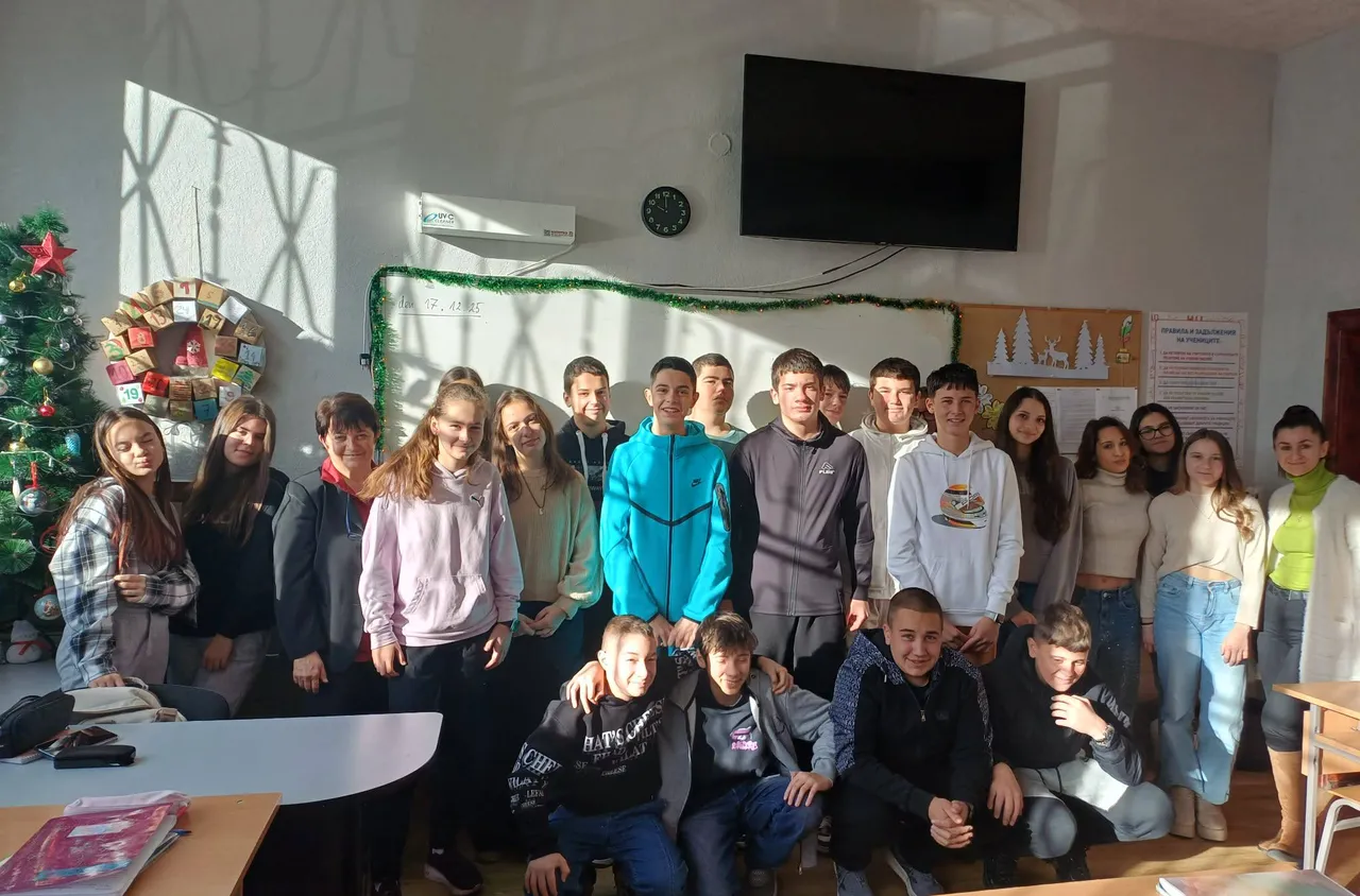 8 "Б" клас на математическата гимназия изработи свой собствен коледен календар