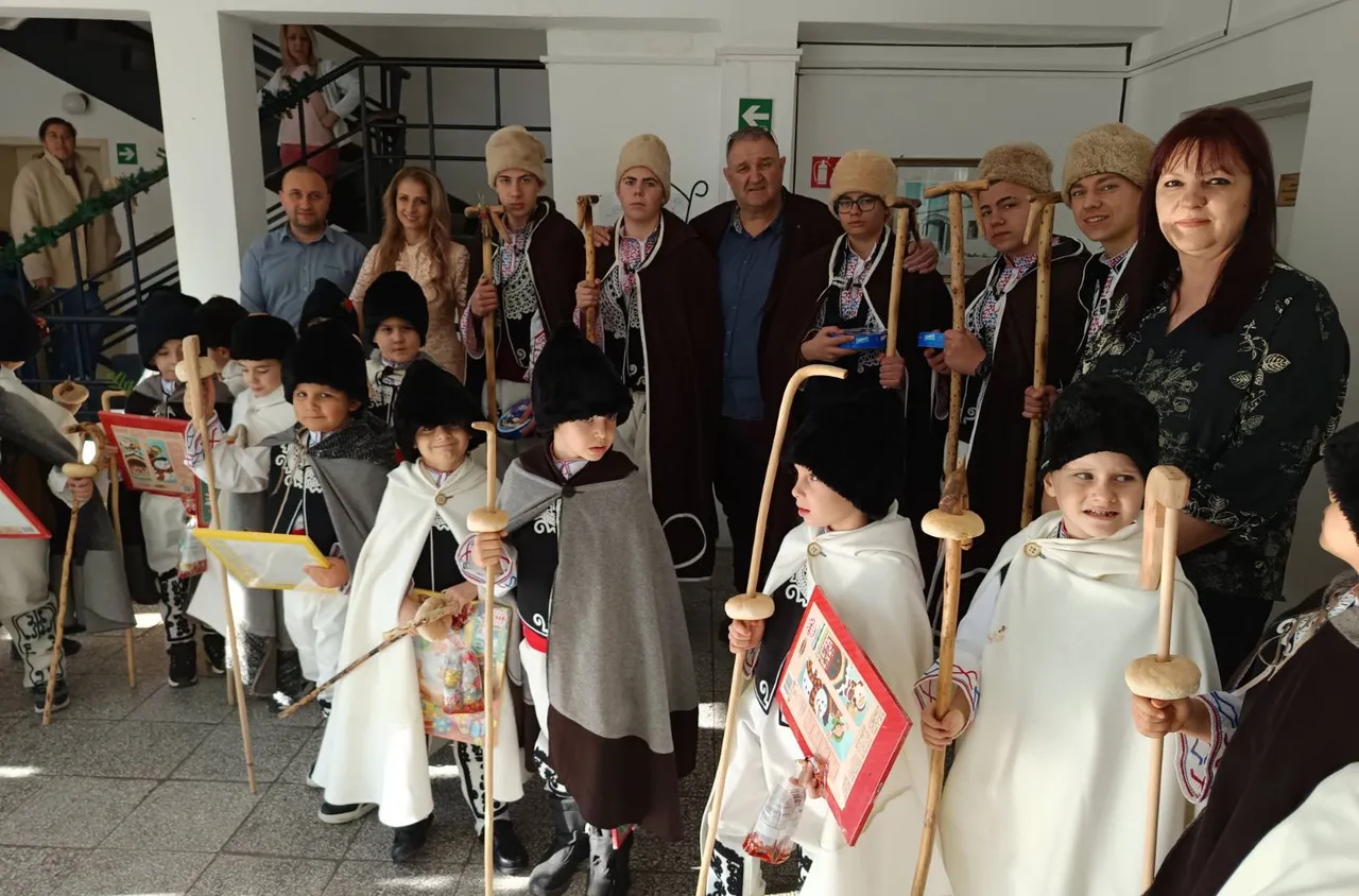 Малки коледари посетиха община Сапарева баня