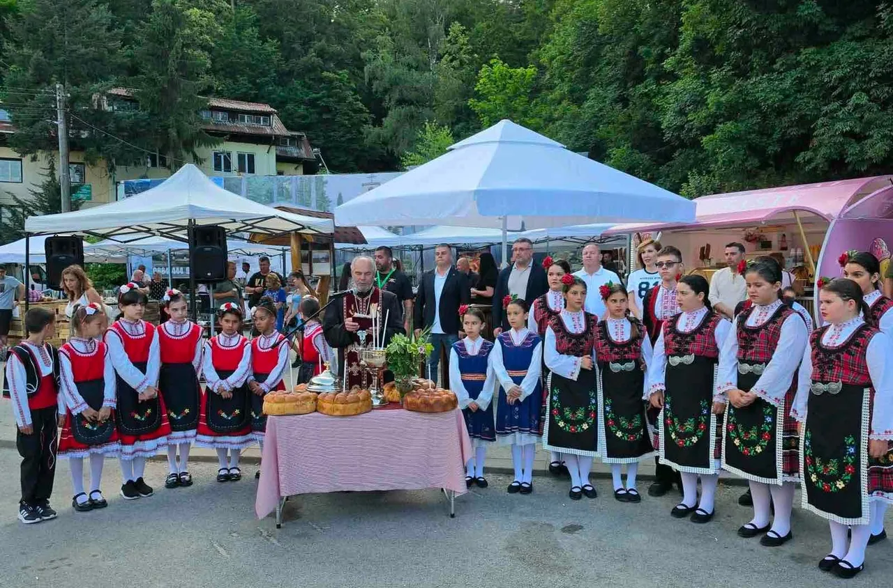 Националният ножарски събор продължава и днес в курорт Вили Костенец