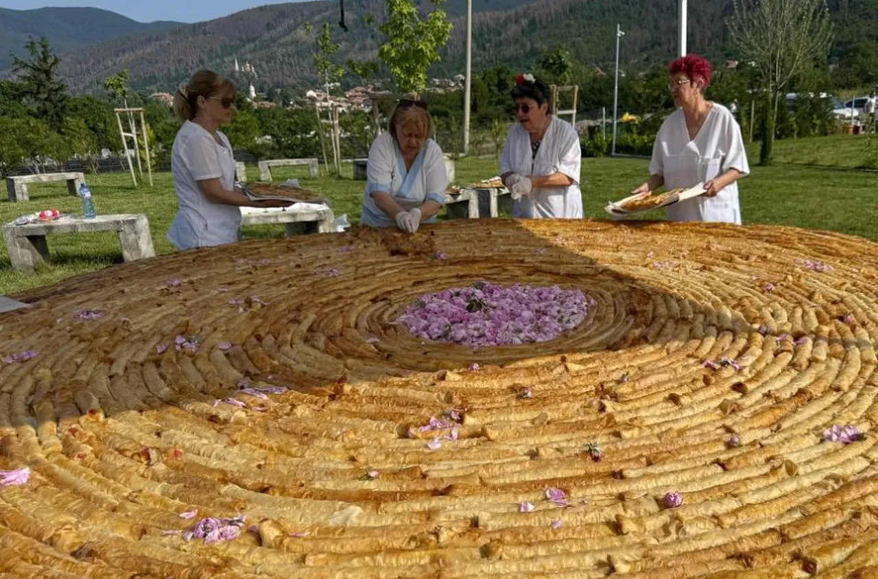 В Казанлък приготвиха най-дългата вита баница с рози