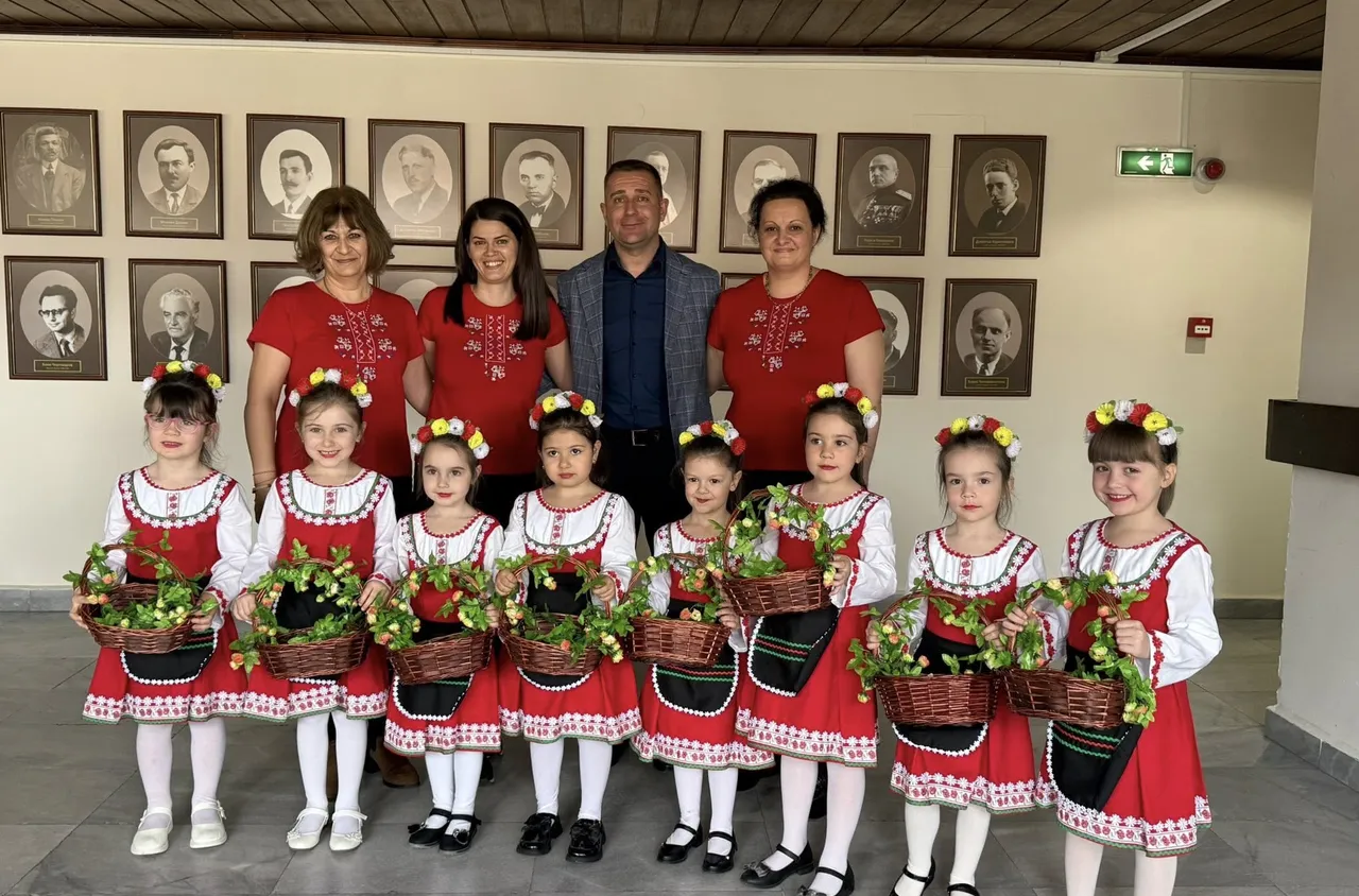 Малки лазарки внесоха празничен дух в Община Самоков