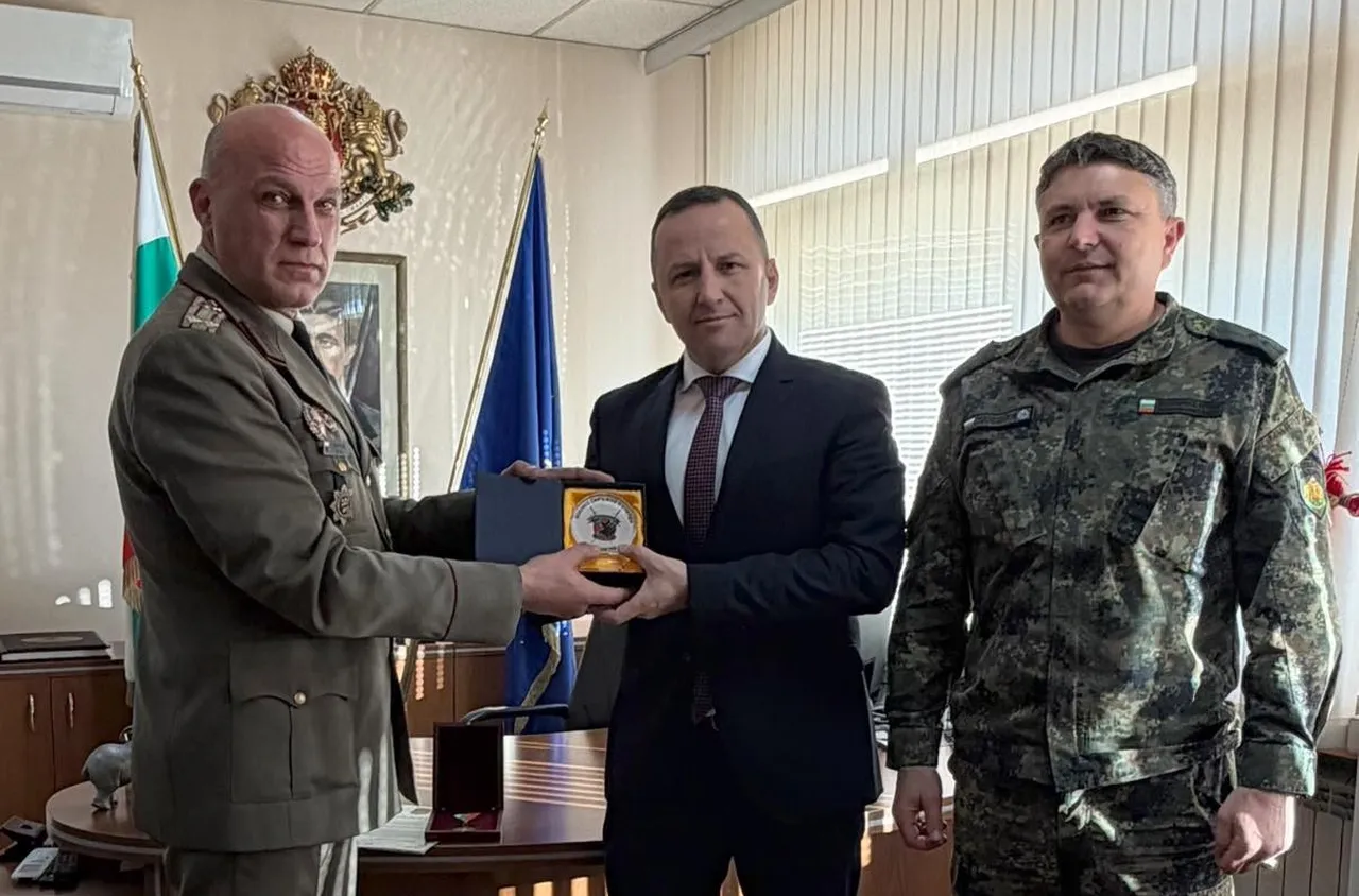 Областният управител на Благоевград получи медал от министъра на отбраната