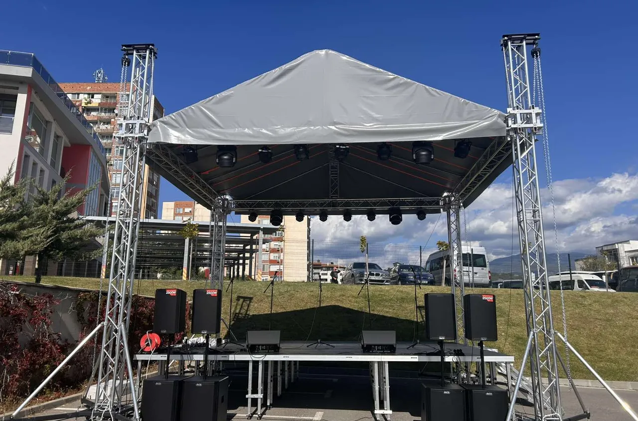 Сандански вече е с нова подвижна сцена и модерна техника