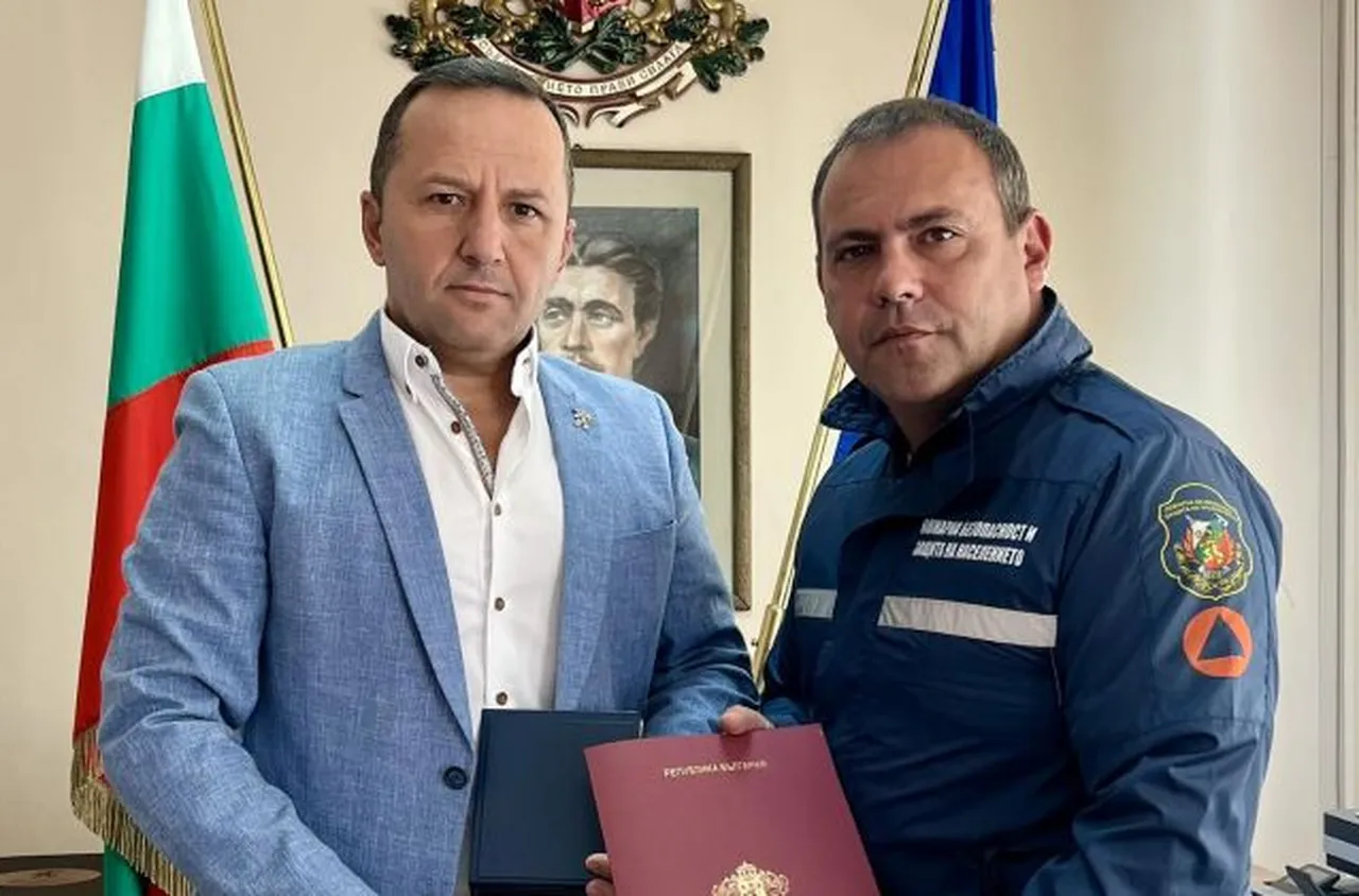Почетен плакет за директора на пожарната в Благоевград