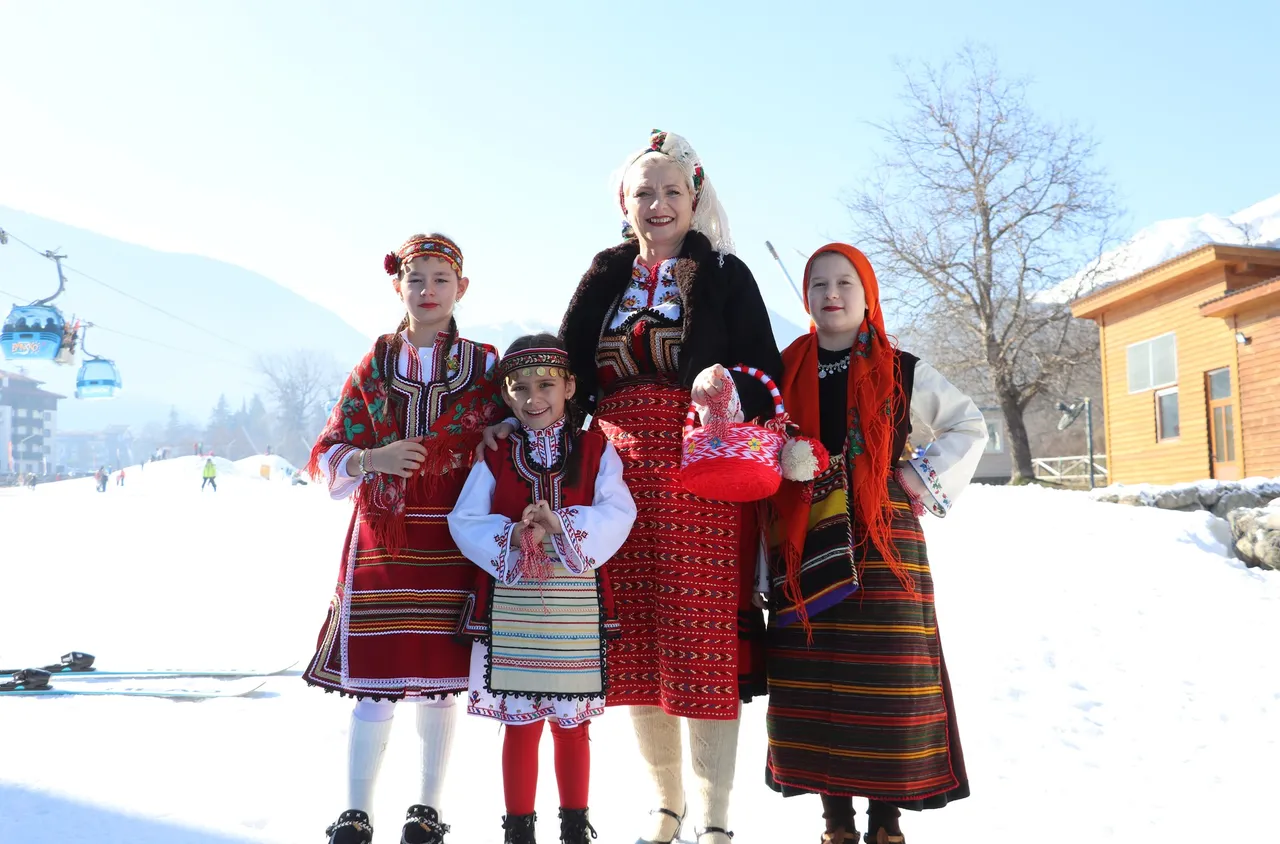 Баба Марта зарадва Банско