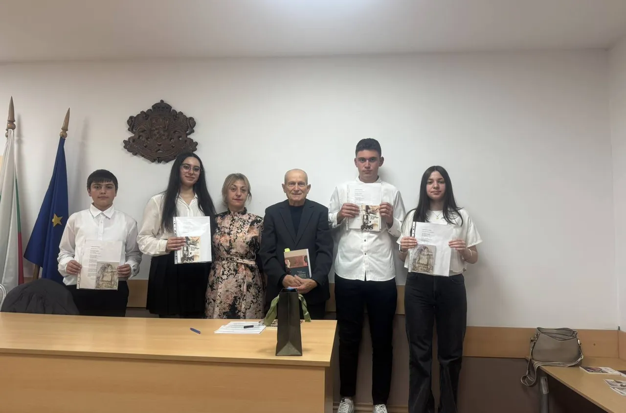 Ученици от Сатовча се срещнаха с поета Лъчезар Селяшки