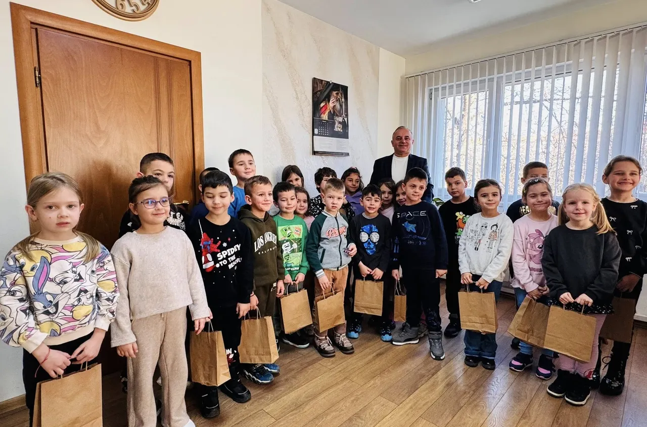 Малчугани от ДГ "Първи юни“ на гости в община Сандански