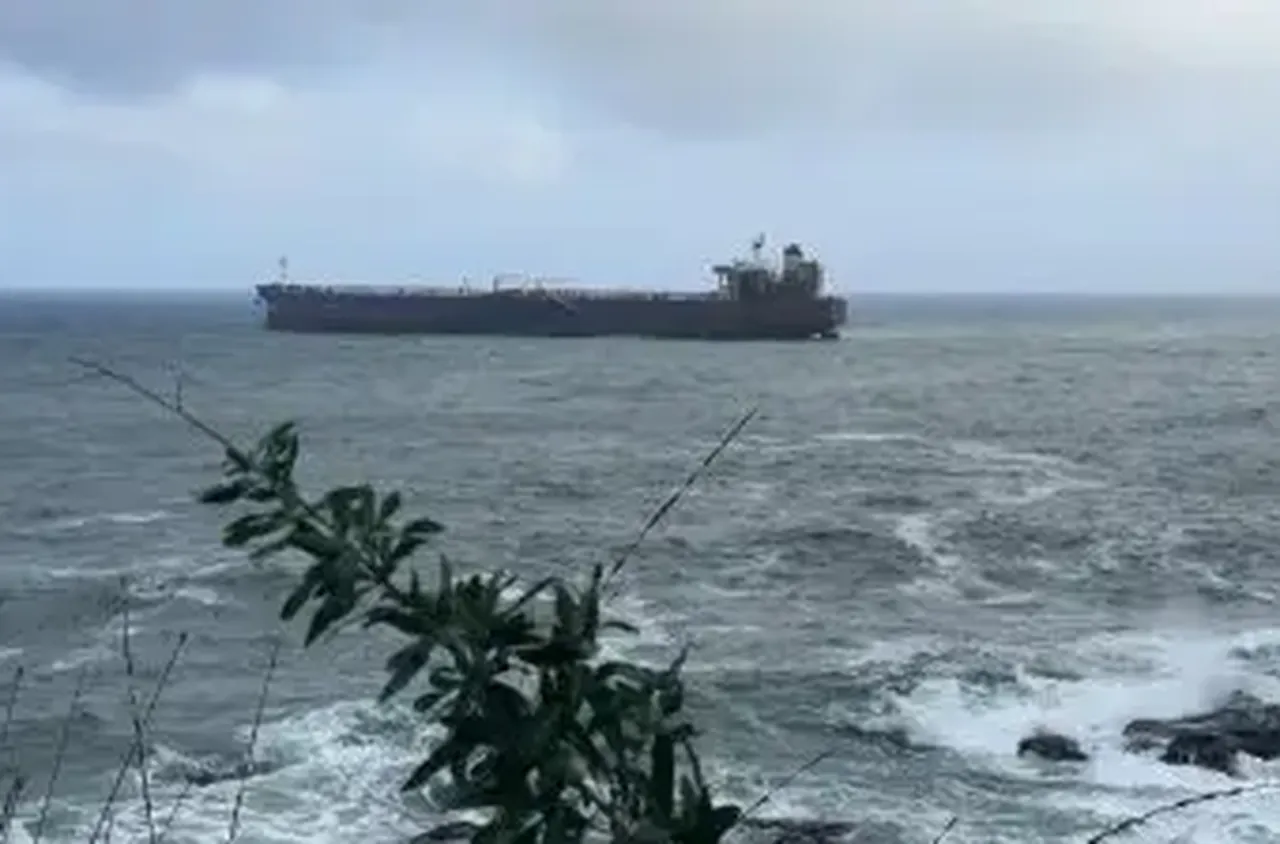 Трети ден танкерът "Кайрос" остава блокиран край Ахтопол