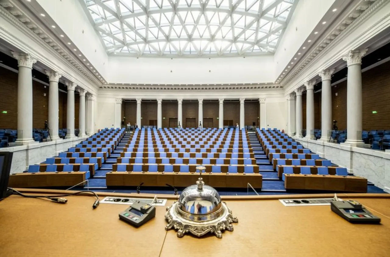 Парламентът изслушва осем министри днес