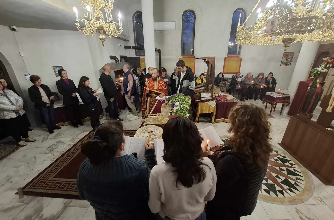 Десетки вярващи минаха под Светата плащаница в храм "Св. Пророк Илия" в Рилци/снимки/
