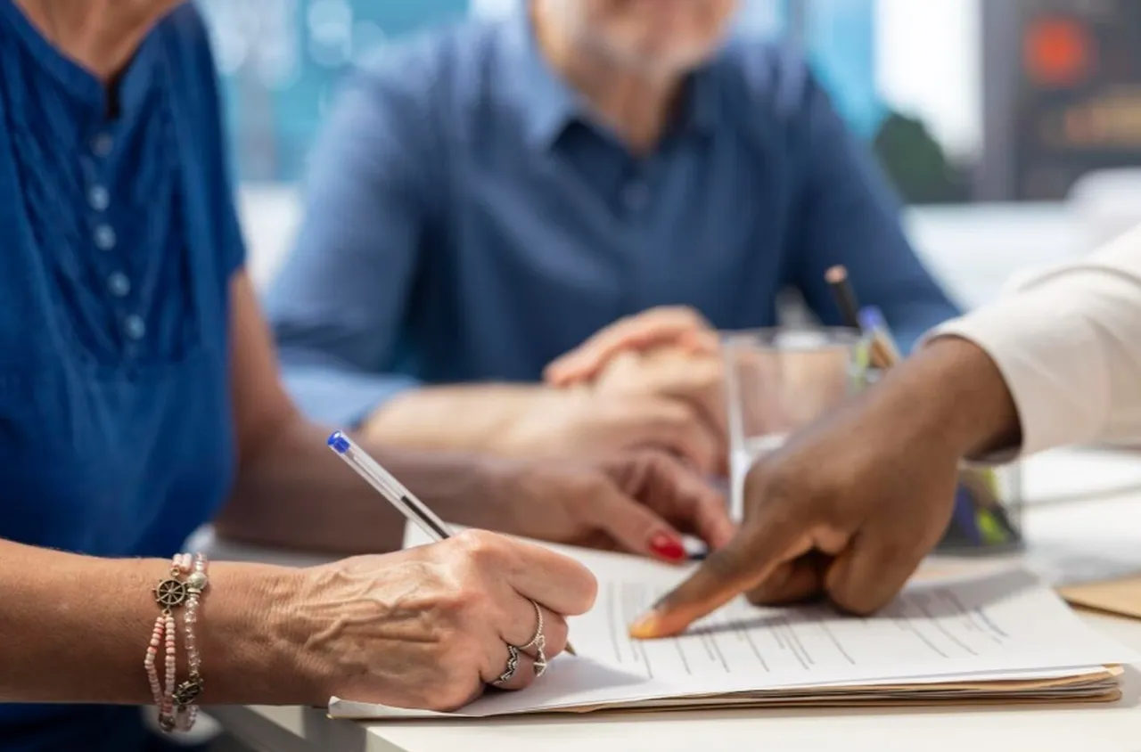 Служители на НОИ в услуга на жителите на община Кочериново