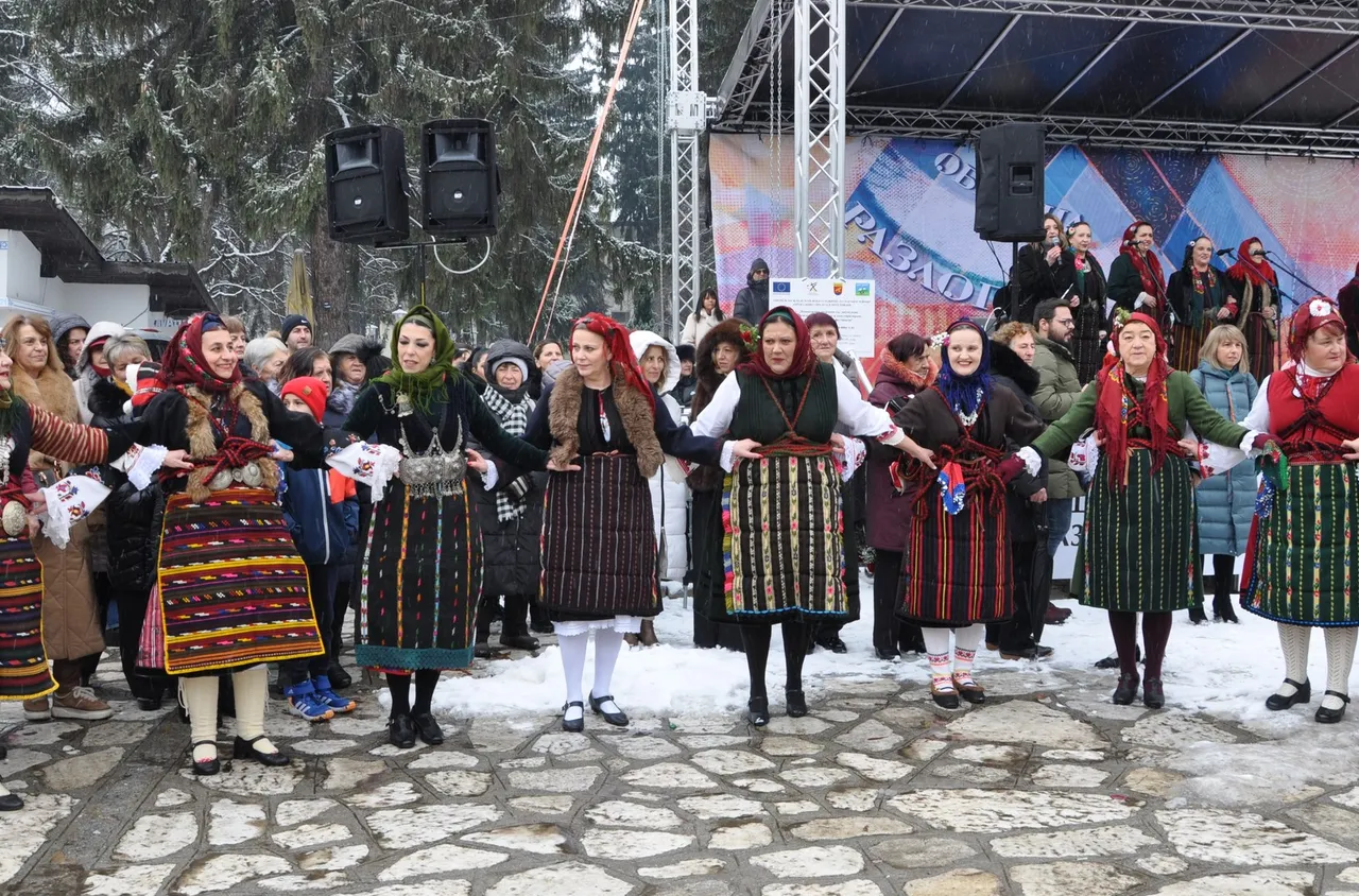 Уникалното "бабино хоро" се изви на площада в Разлог