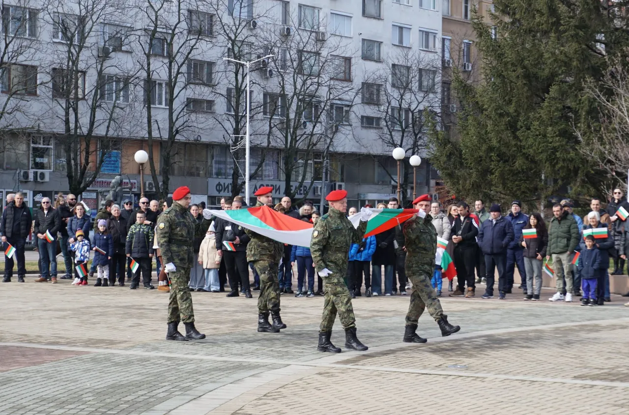 Стотици в Димитровград честваха Националния празник