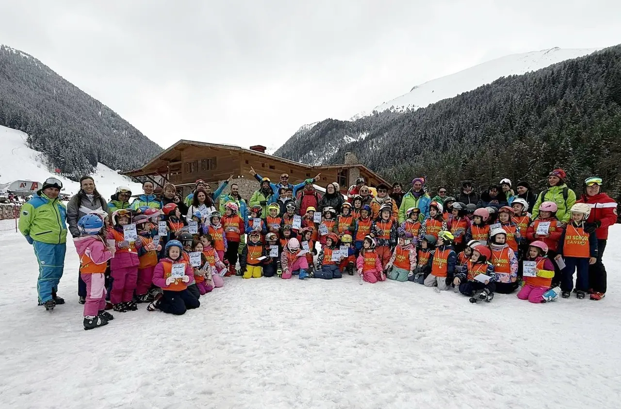 С усмивки и смелост - най-малките в Банско с първи уроци по ски