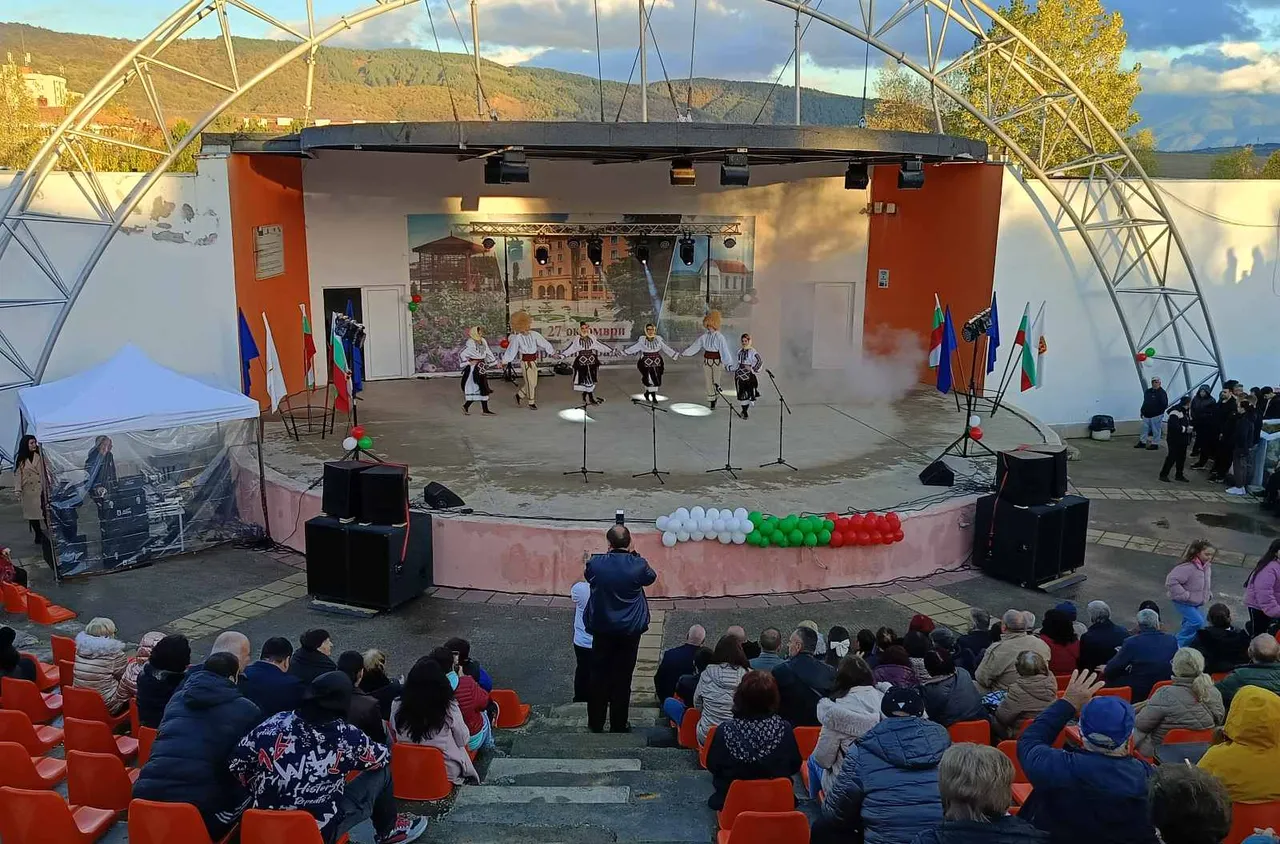 Бобов дол отбеляза 58 години от обявяването си за град