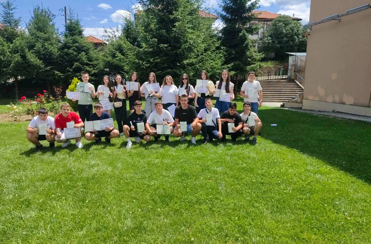 Седмокласниците в Сатовча получиха свидетелствата си за основно образование