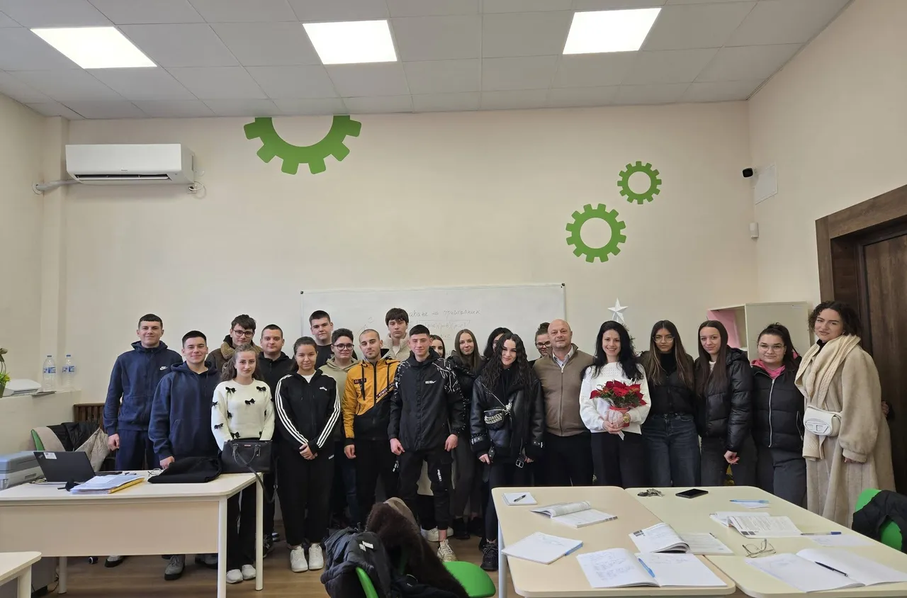 Учителка от Дупница с благороден жест към 80-годишна бивша колежка