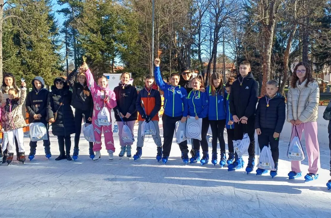 Оспорвана училищна щафета на новата ледена пътека в Самоков