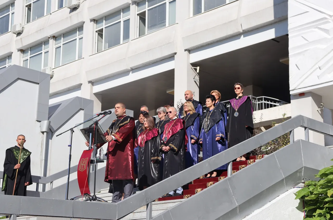 ЮЗУ "Неофит Рилски" посрещна 50-ия си випуск