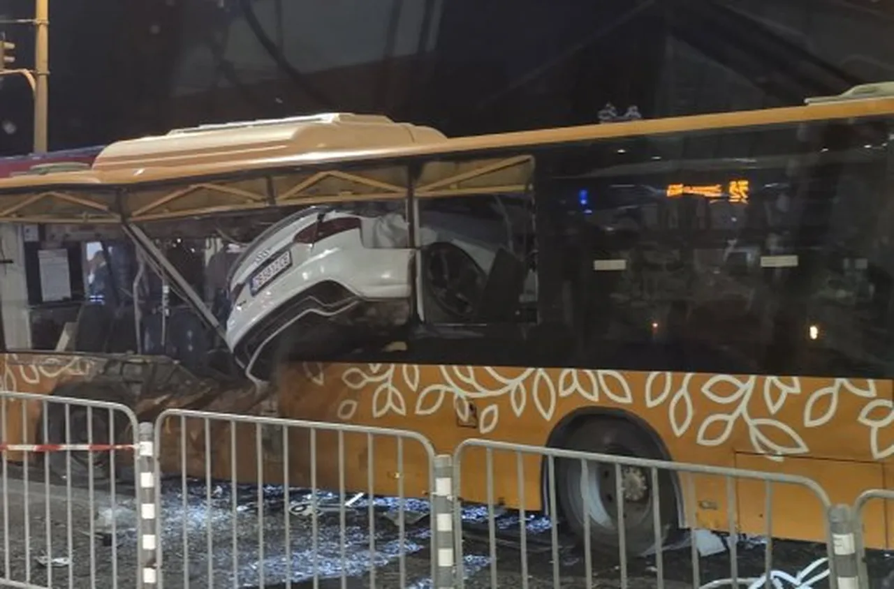 Тежка катастрофа в София: Кола се вряза в автобус