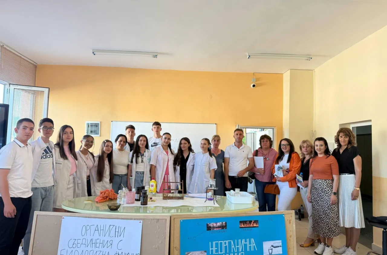 Ученици от Сатовча представиха семинарен урок по Химия