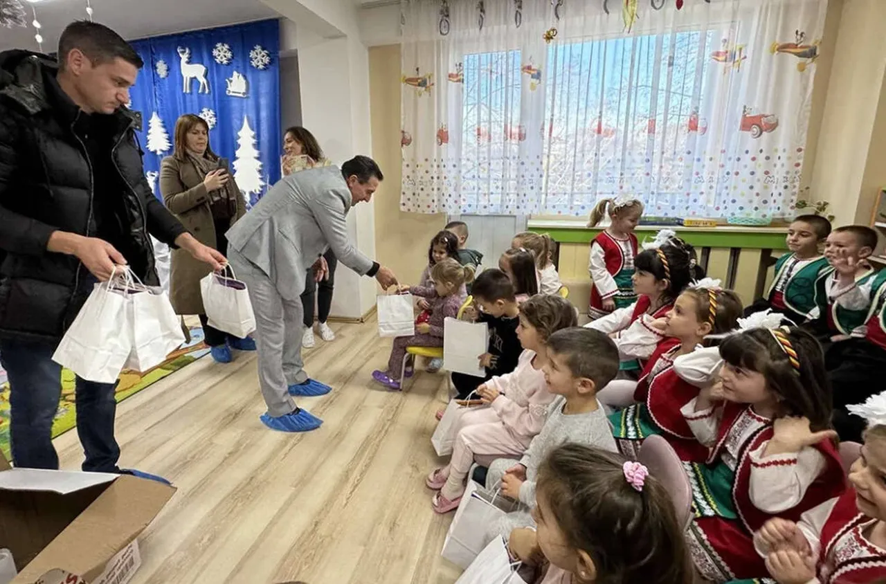 Кметът на Гърмен Феим Иса зарадва всички деца от детските градини с подаръци