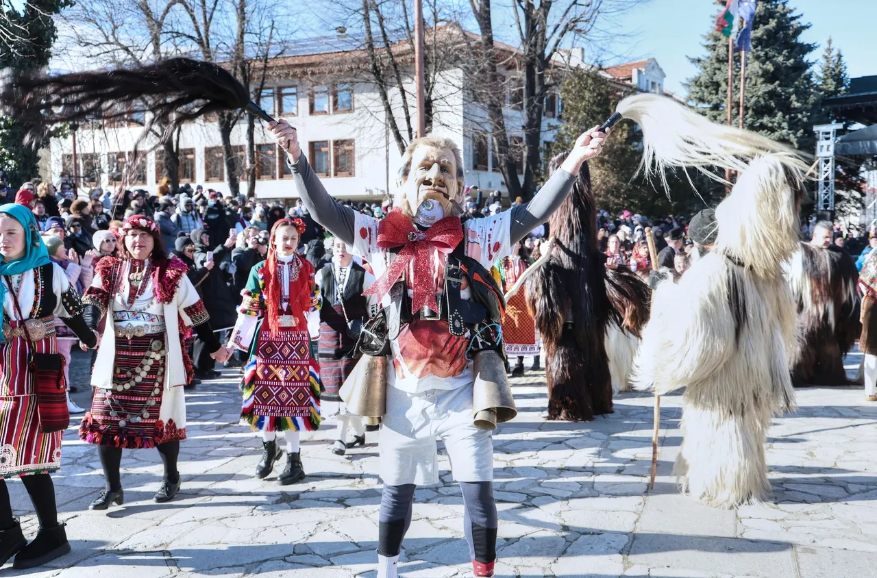 Банско посрещна 2026 г. с впечатляващи кукерски костюми, настроение и празничен дух