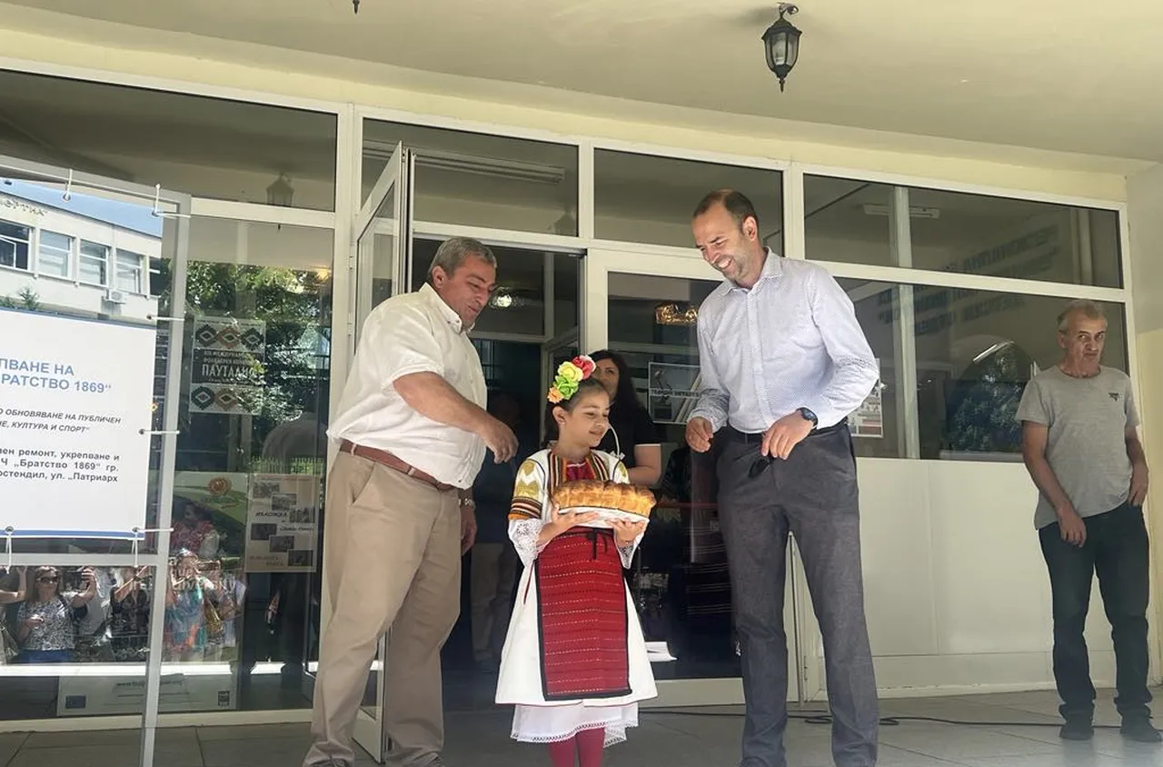 Кметът на Кюстендил даде старт на ремонта на НЧ "Братство"