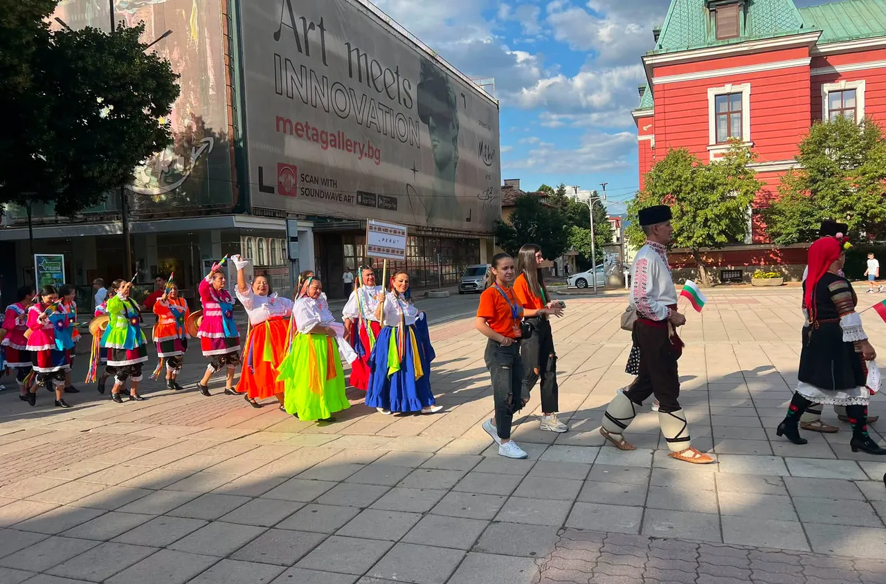 Фестивалът "Сребърна пафта“ събра фолклора на шест държави в Кюстендил