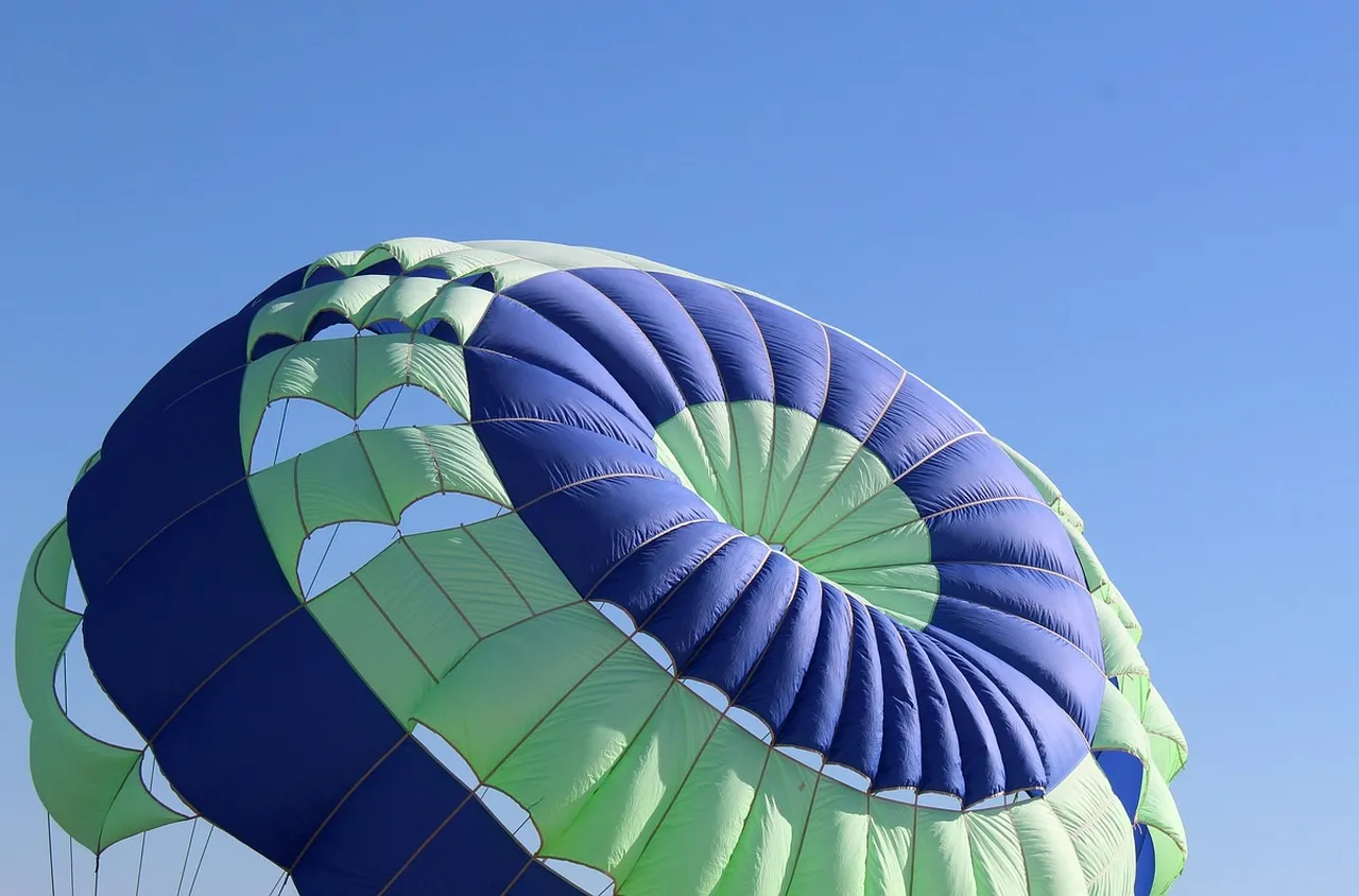 11-годишно дете загина в Несебър след падане с парашут