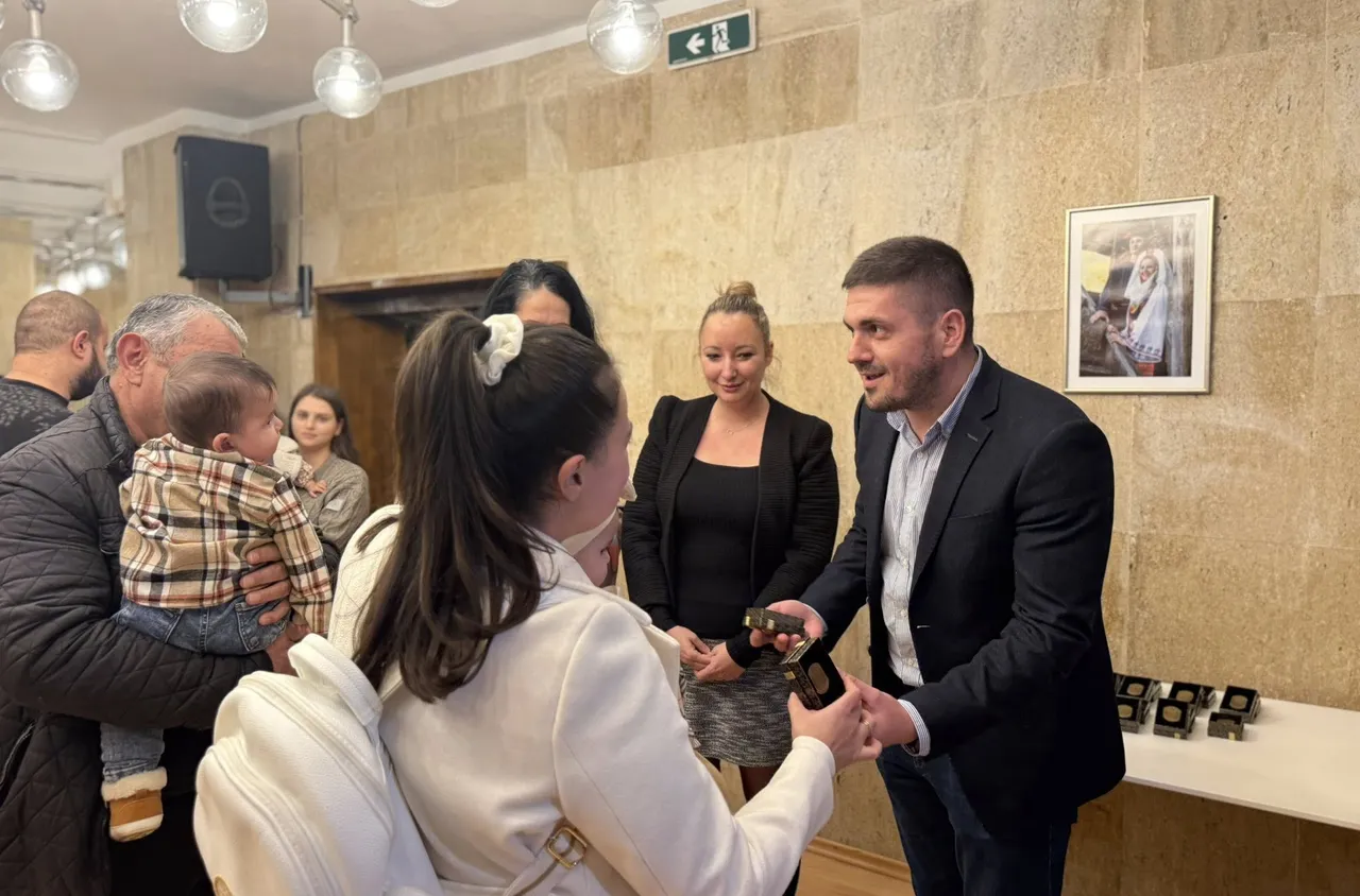 Община Самоков отличи децата родени през 2025 година