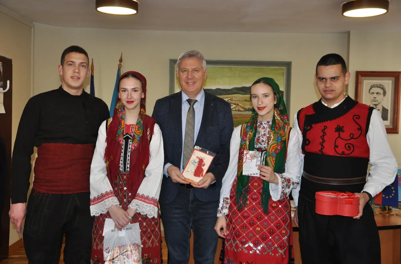 Пъстри носии, мартеници и усмивки превърнаха Община Разлог в празник 