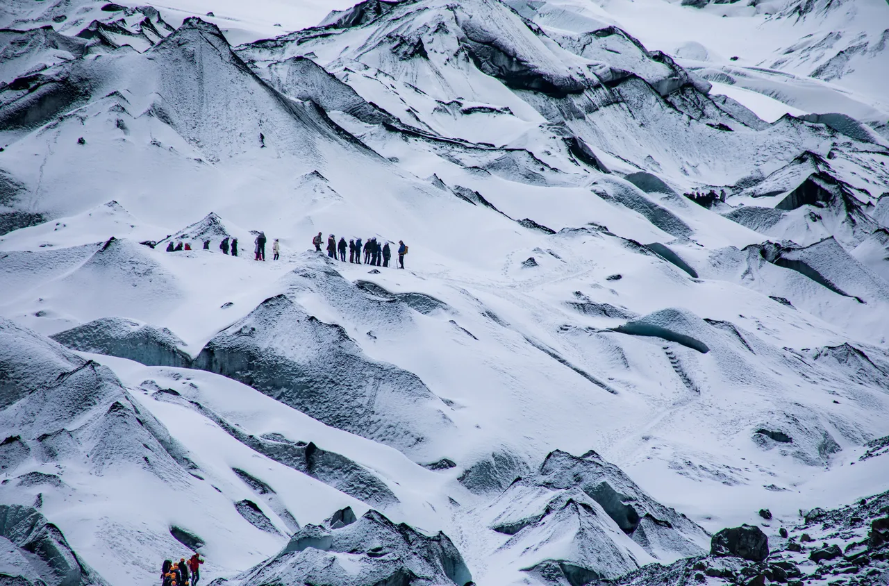 Над 200 туристи са блокирани от силна снежна буря на Еверест