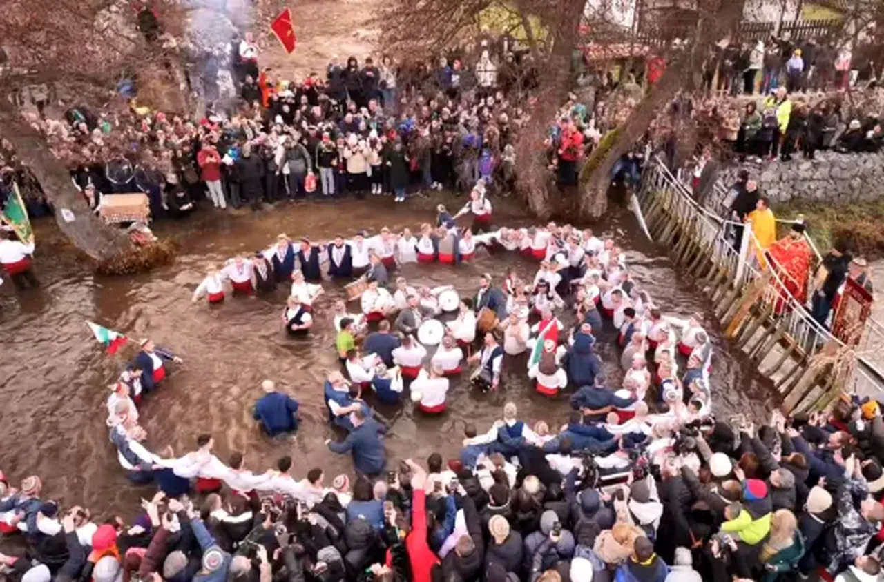 Мъжкото хоро се изви във водите на Тунджа