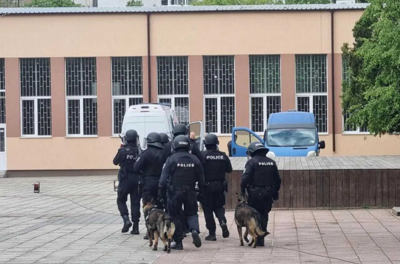 Евакуираха най-голямото училище в Бургас в антитерористично учение