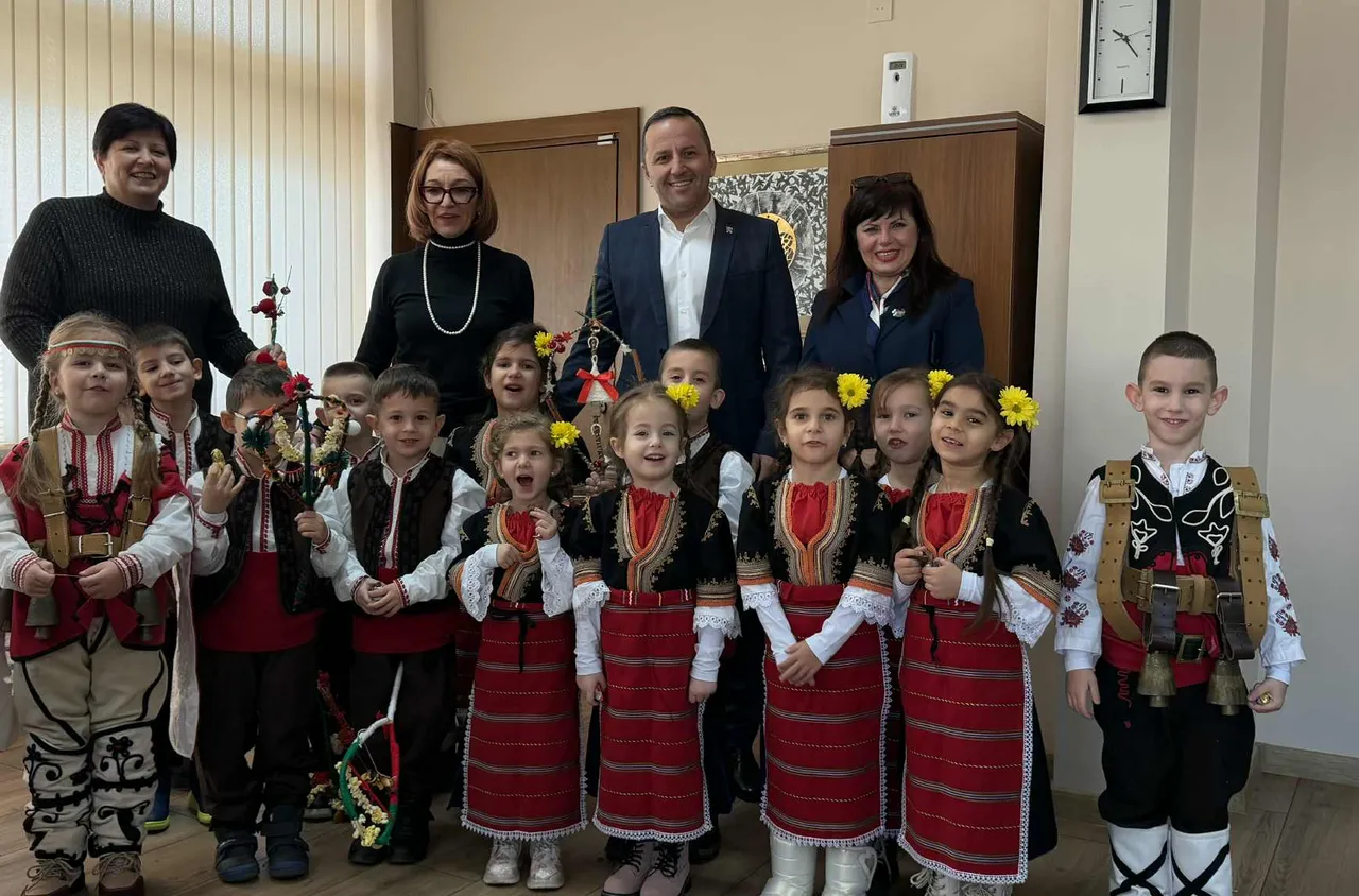 Областният управител Георги Динев посрещна сурвакари 