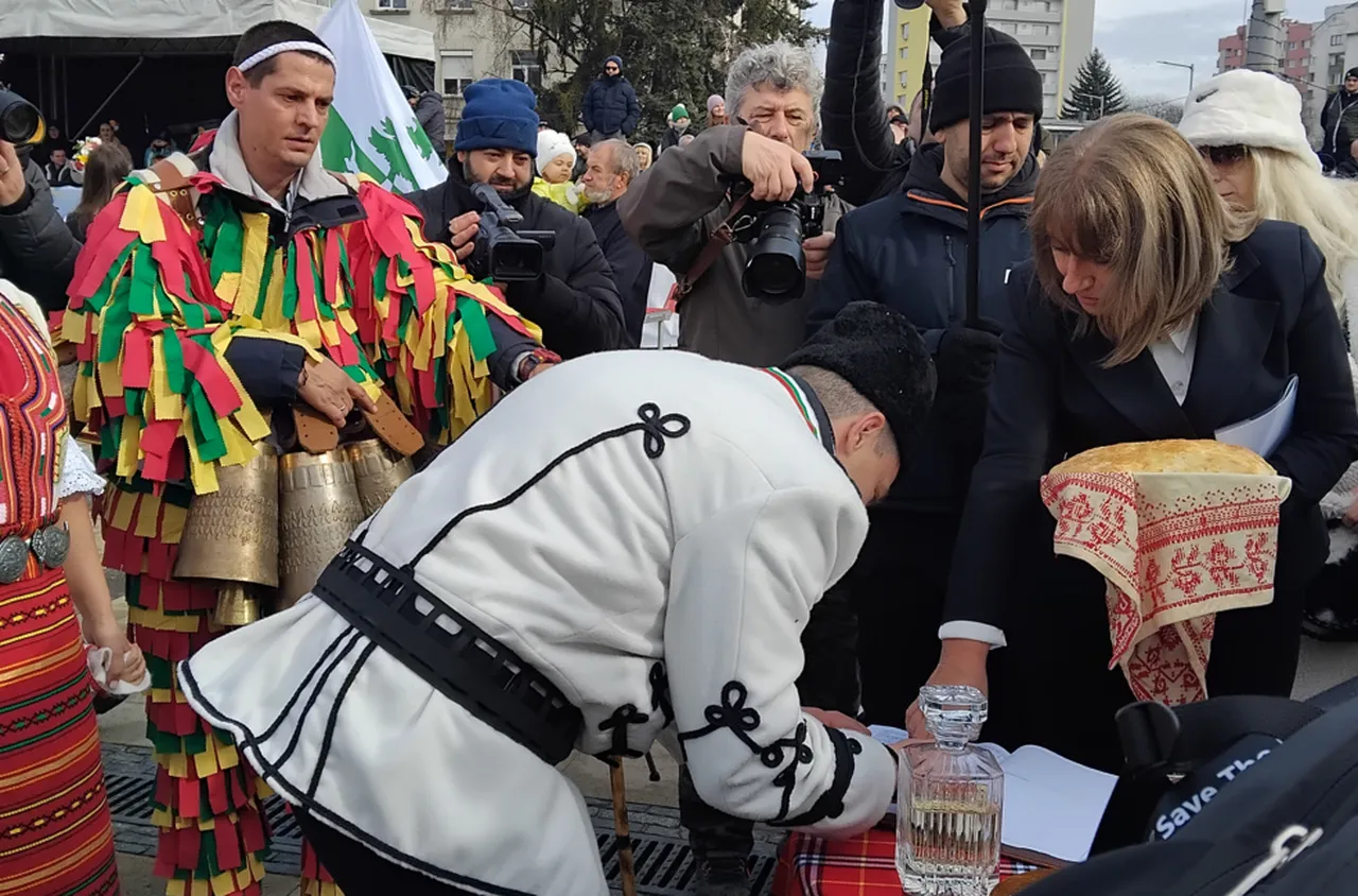 Граждански брак на сцената на фестивала "Сурва" в Перник