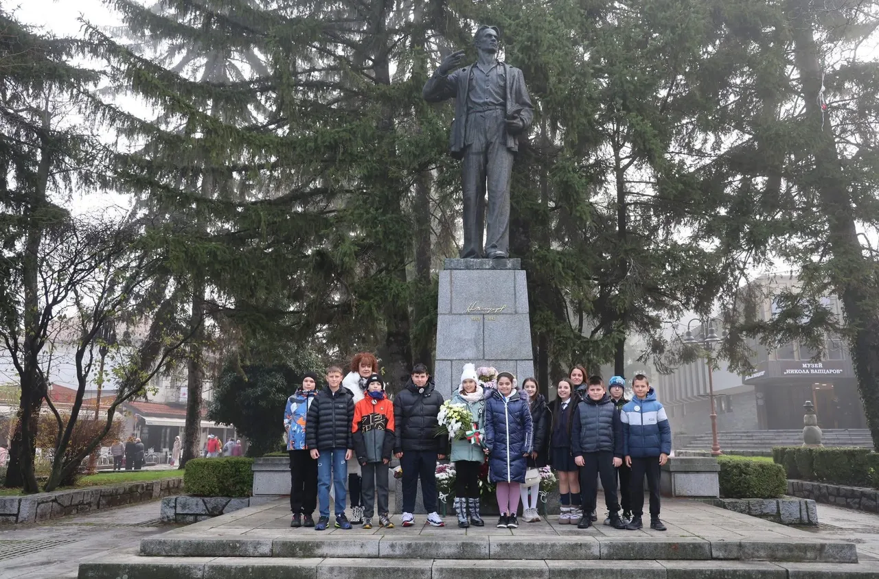 Банско почете паметта на Никола Вапцаров (СНИМКИ)