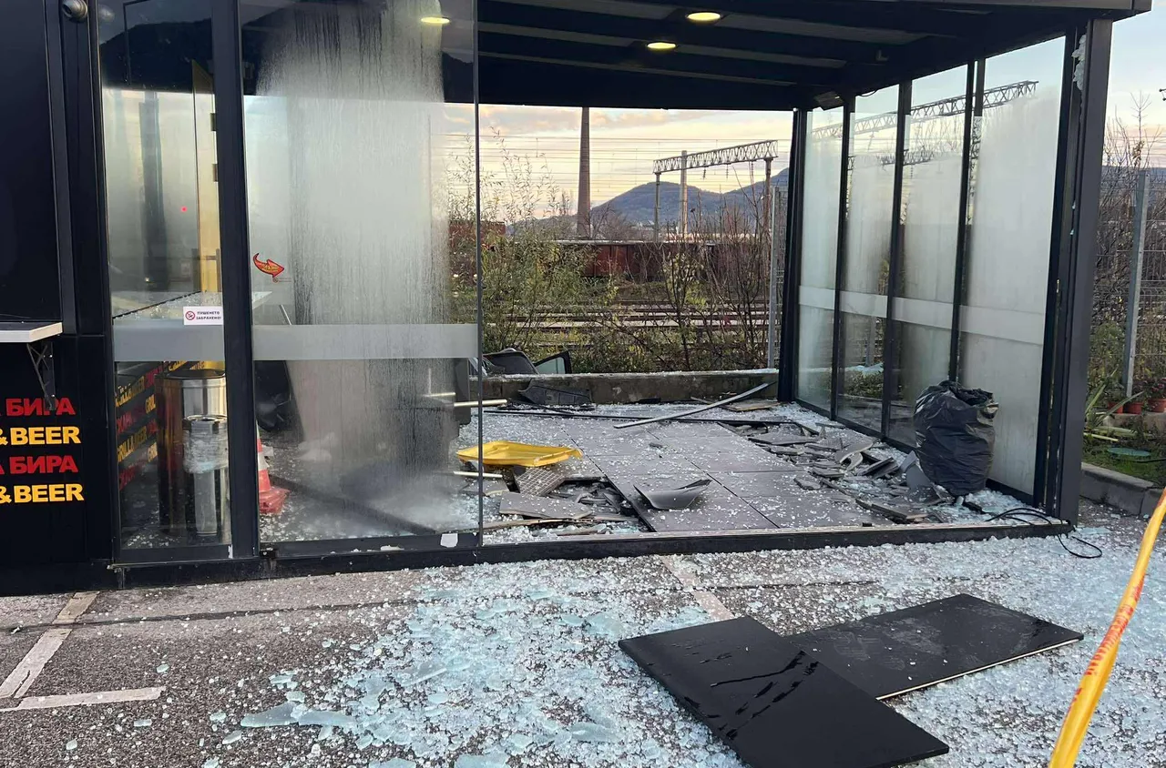 Кола се вряза в заведение за бързо хранене във Враца