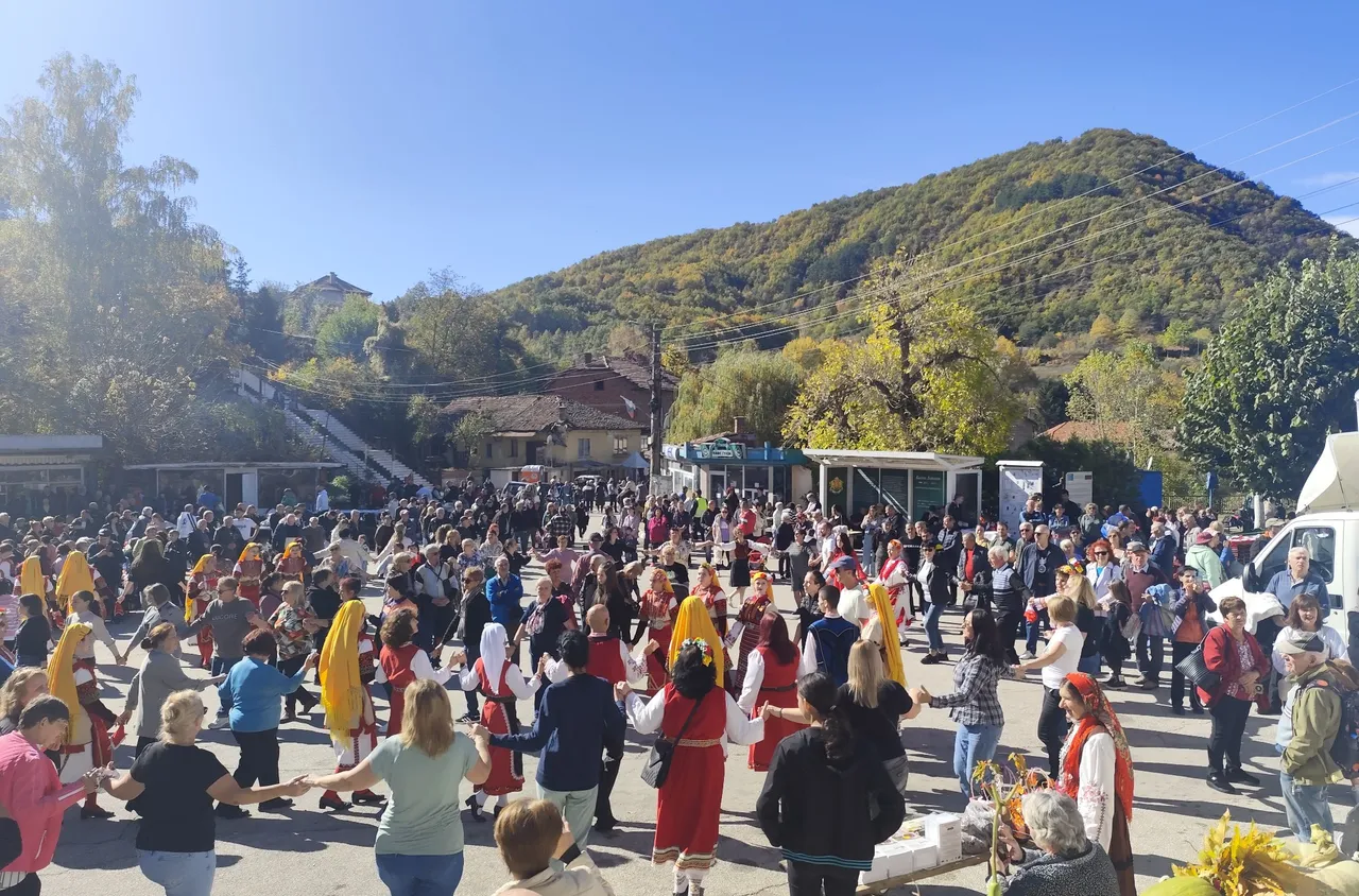 Хиляди се събраха за 14-ия празник на брежанския кестен