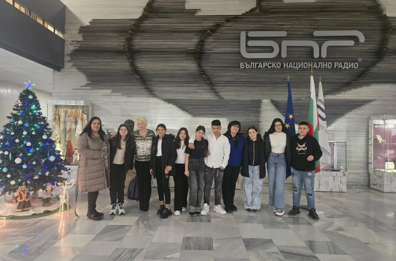 Ученици от Бобов дол отбелязаха Василица в БНР