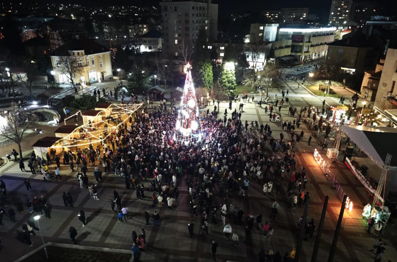 Запалиха коледните светлини в Дупница