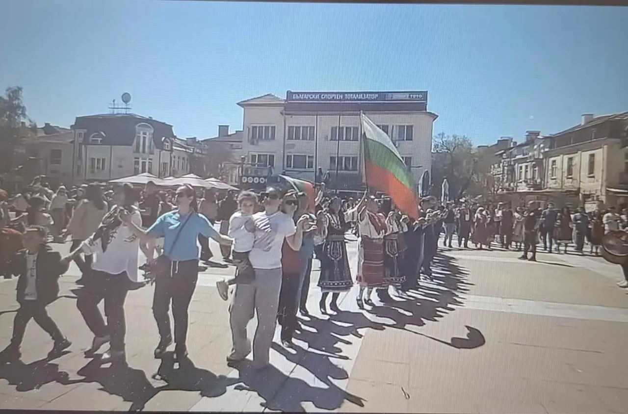 Хоротека на открито събра стотици благоевградчани на пл. "Македония"