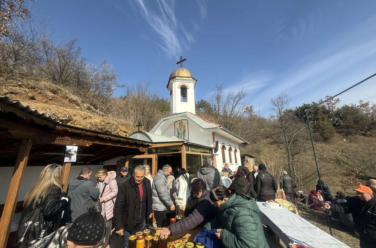 С богослужение и освещаване на меда в с. Железница почетоха св. Харалампий