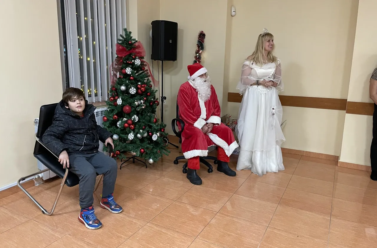 Община Разлог зарадва десетки деца от уязвими групи с "Коледа за всички"