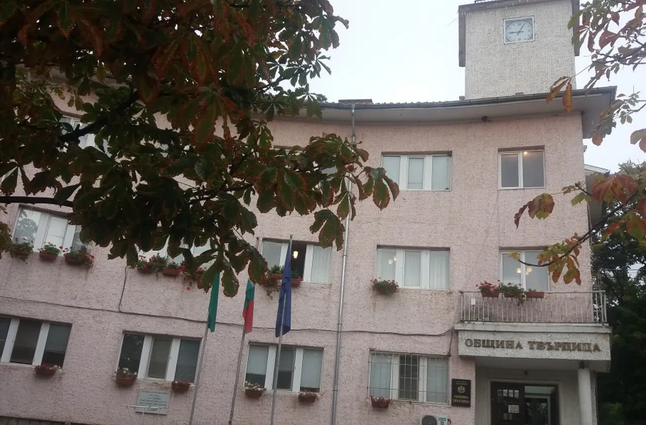 Община Твърдица поставя нови улични пейки и кошчета